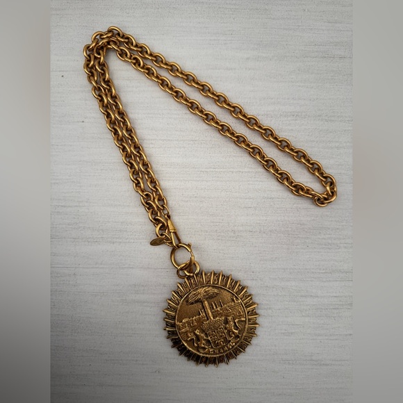 LOT 1729A 24K gold plated CHANEL vintage palm and lions pendant necklace - Picture 4 of 9